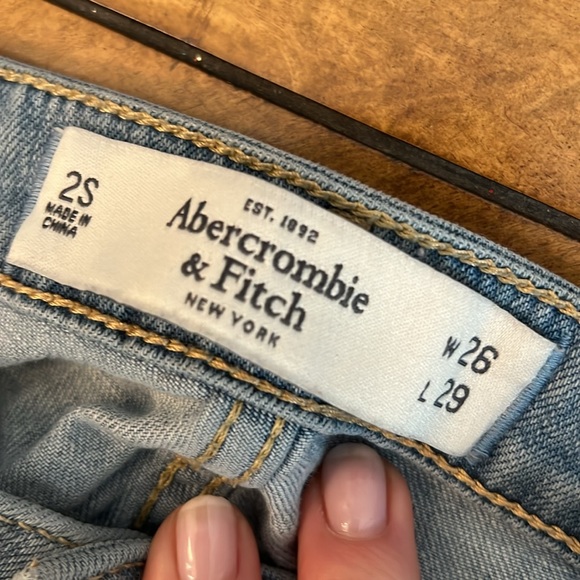 Woman’s Abercrombie distressed jeans - Picture 4 of 6